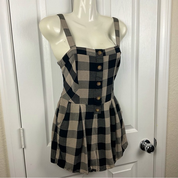 Pre-Owned Hollister Women’s Light Weight Tan & Black Checkered Romper, Size S - Picture 2 of 13